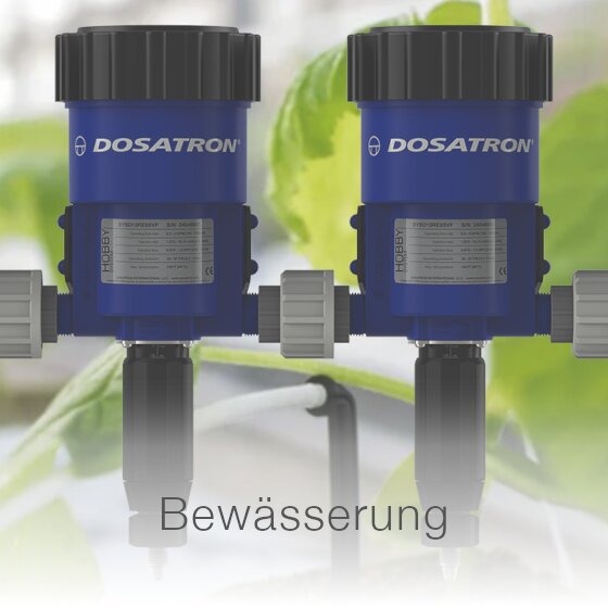 Zwei blaue Dosimeter, im Hintergrund Gemüsepflanzen