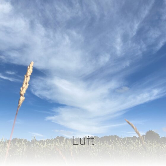 Blauer Himmel mit weien leichten Wolken über Berglandschaft